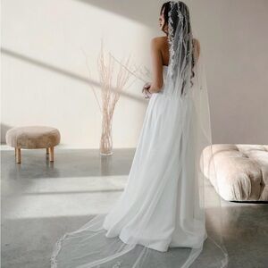 Elegant Long White Bridal Veil with Lace Appliqué